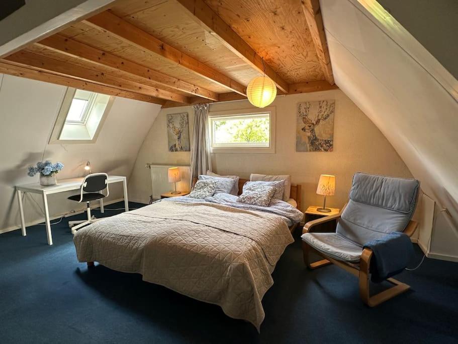 - une chambre avec un lit, un bureau et une chaise dans l'établissement Spacious holiday home, centrally located, near National Park, à Soest