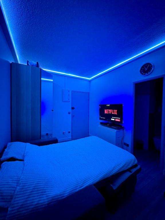 - une chambre avec un lit et une télévision au plafond dans l'établissement Appartement centre ville - Accès piscine - 300M de la plage, à La Grande Motte