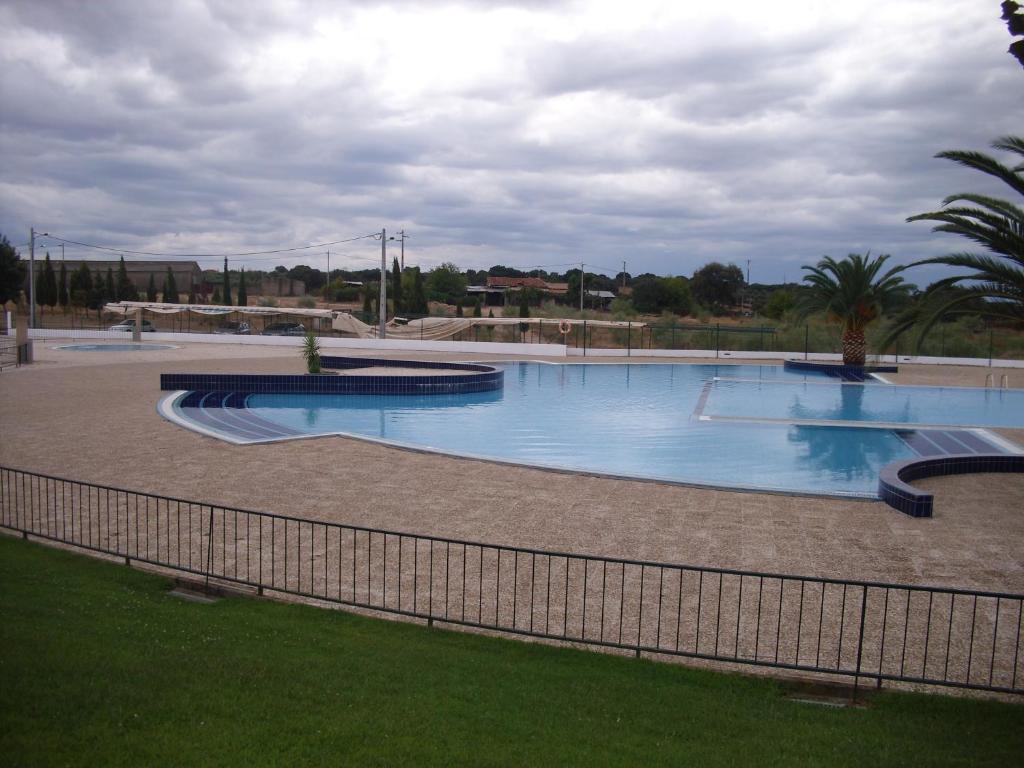 una gran piscina con una valla alrededor en Casa Vinte, en Salvaterra do Extremo