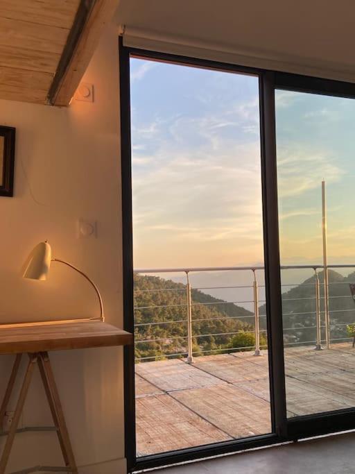 Cette chambre dispose d'une grande porte coulissante en verre s'ouvrant sur un balcon. dans l'établissement The Cube, à Peille