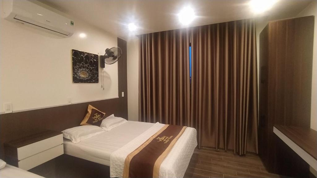 een hotelkamer met een bed en een raam bij Nhà nghỉ Thiện Trang in Kiến An