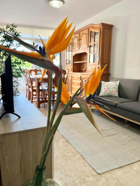 a vase filled with yellow flowers in a living room at Piso céntrico Corazón de Aridane in Los Llanos de Aridane