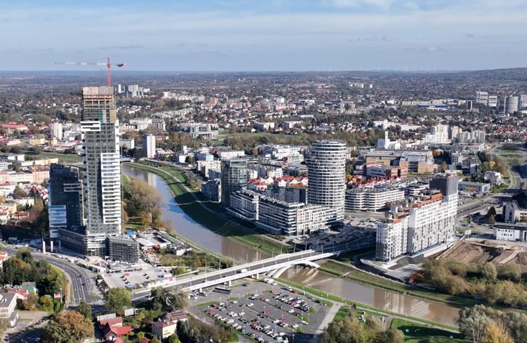 een luchtzicht op een stad met gebouwen en een rivier bij Capital Towers Exclusif in Rzeszów