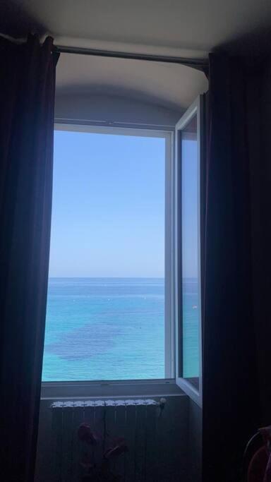 a window in a room with a view of the ocean at Maison en bord de mer en Corse Lavasina Brando in Brando