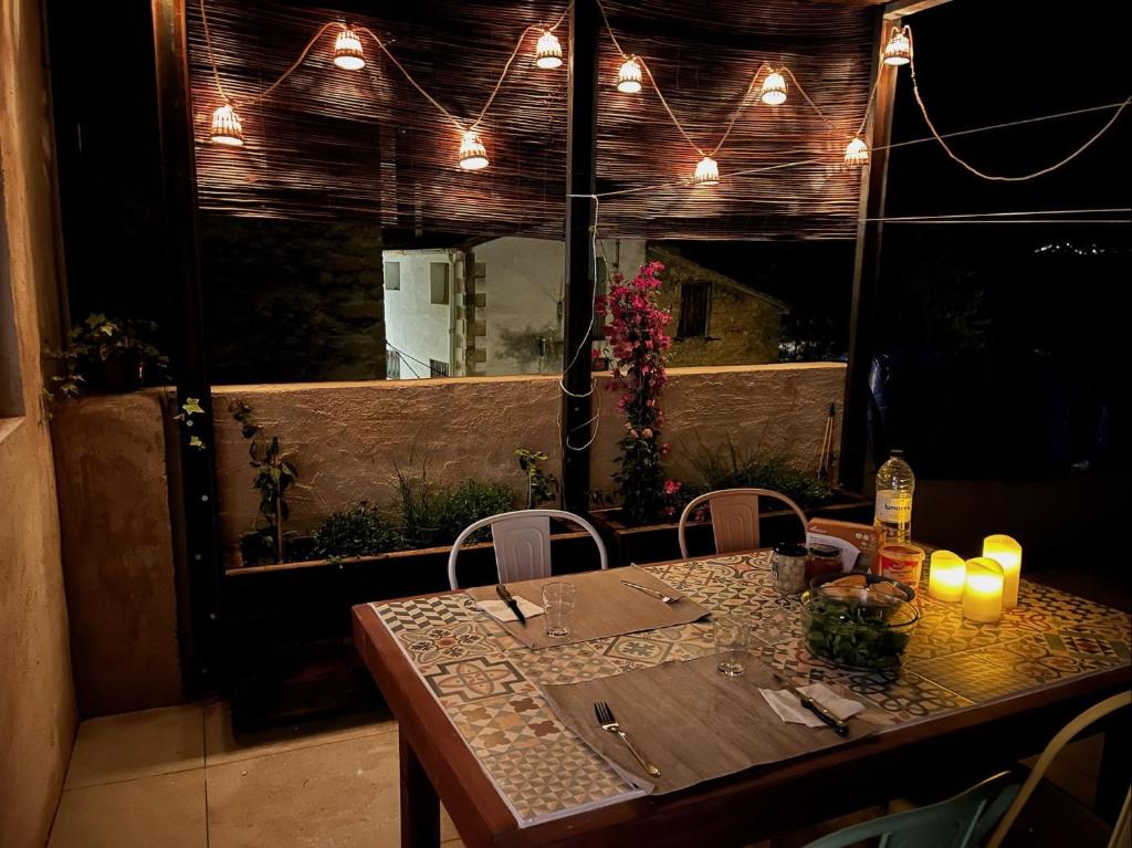 uma mesa com velas e luzes num pátio em Casa Modesta- Terrace apartent with stunning view em Lledó