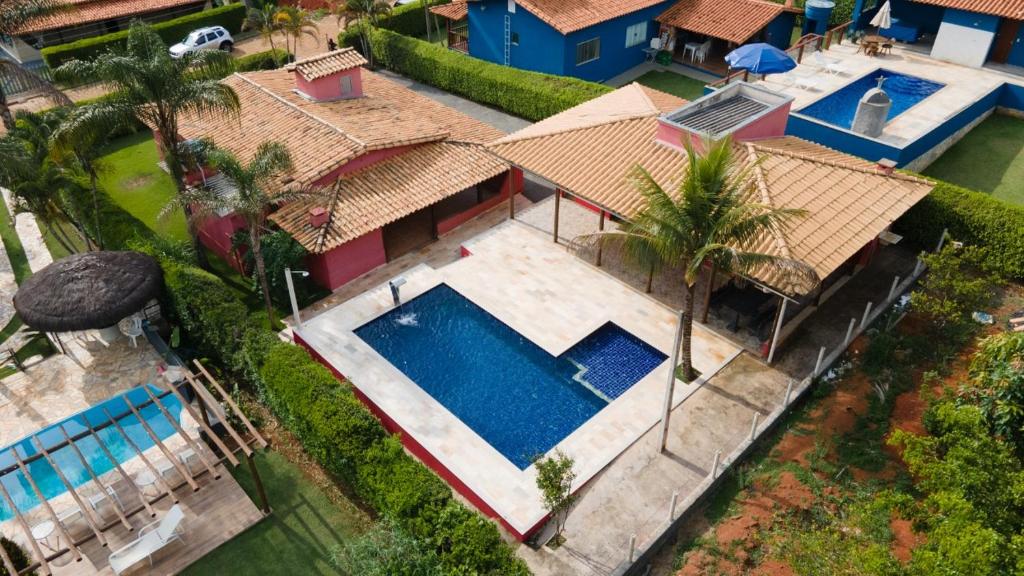uma vista superior de uma casa com piscina em Rancho Ponta do Sol em Capitólio
