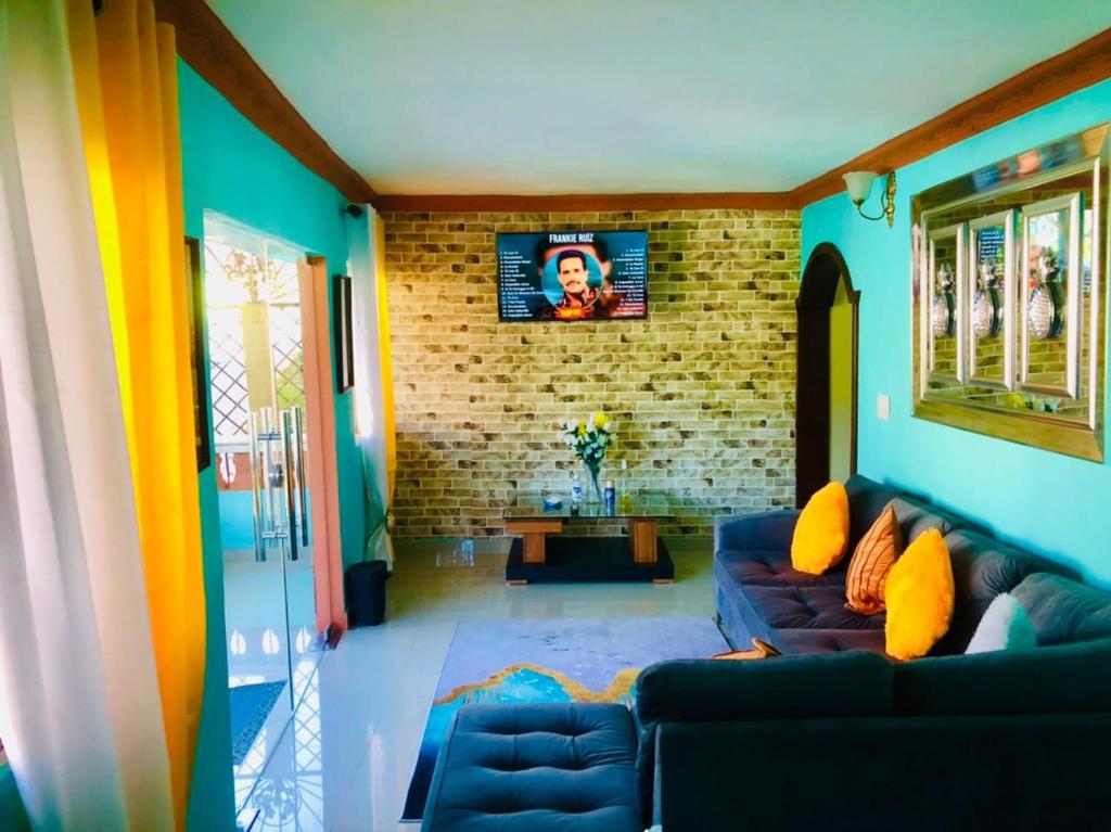 sala de estar con sofá y TV en Hotel familiar Doña Nida, en Santa Cruz de Barahona