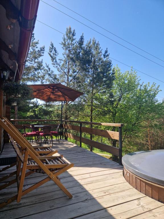 une terrasse avec des tables, des chaises et un parasol dans l'établissement Nice House, à Maidan Village