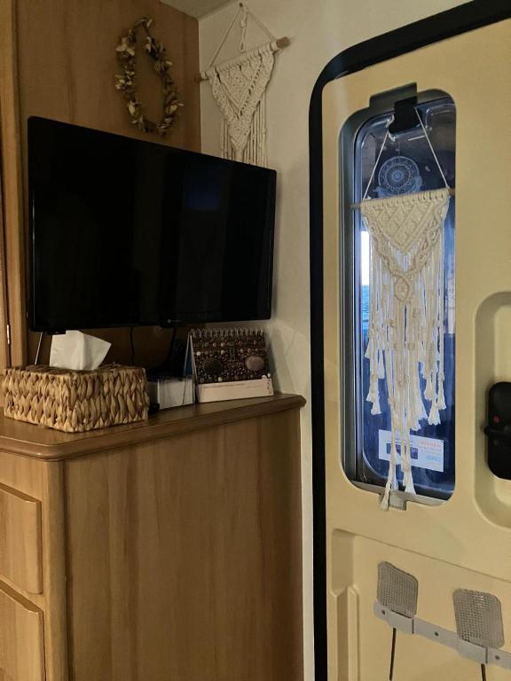 Kuchyň nebo kuchyňský kout v ubytování Glamping Karavan u Konopiště