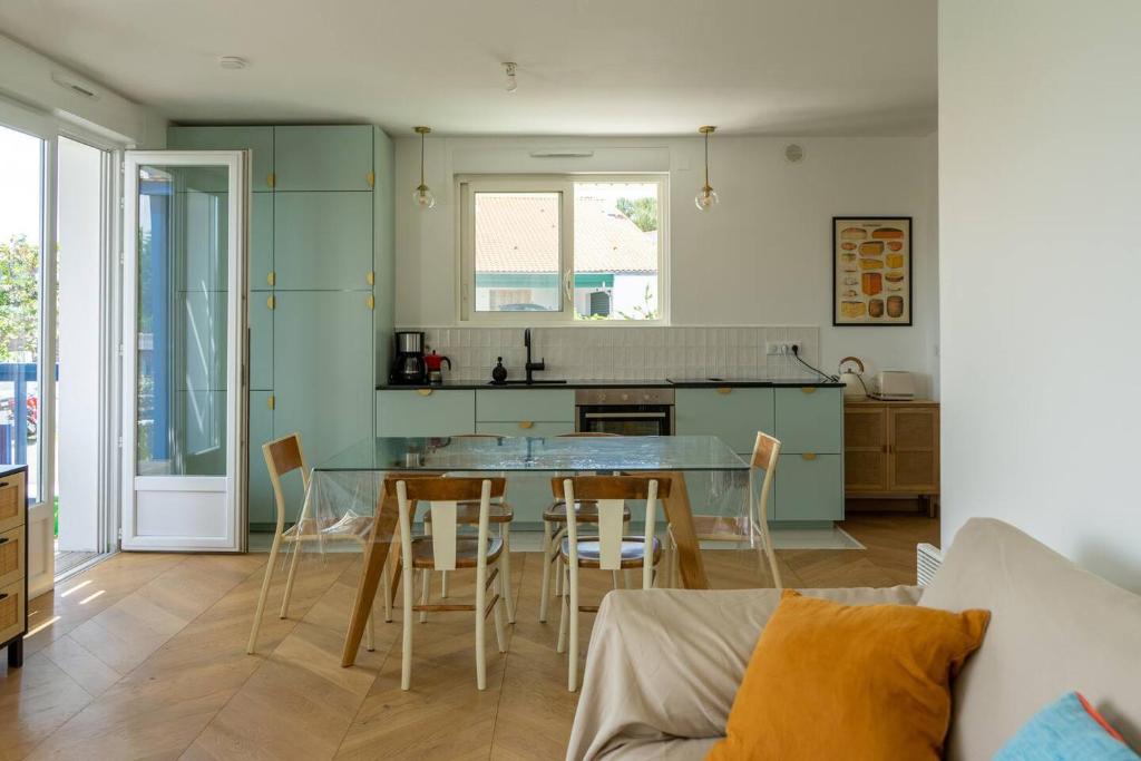 Photo de la galerie de l'établissement Appartement de charme à 3km des plages avec Parking Jardin, à Anglet