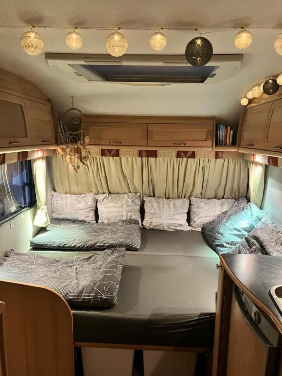 Postel nebo postele na pokoji v ubytování Glamping Karavan u Konopiště