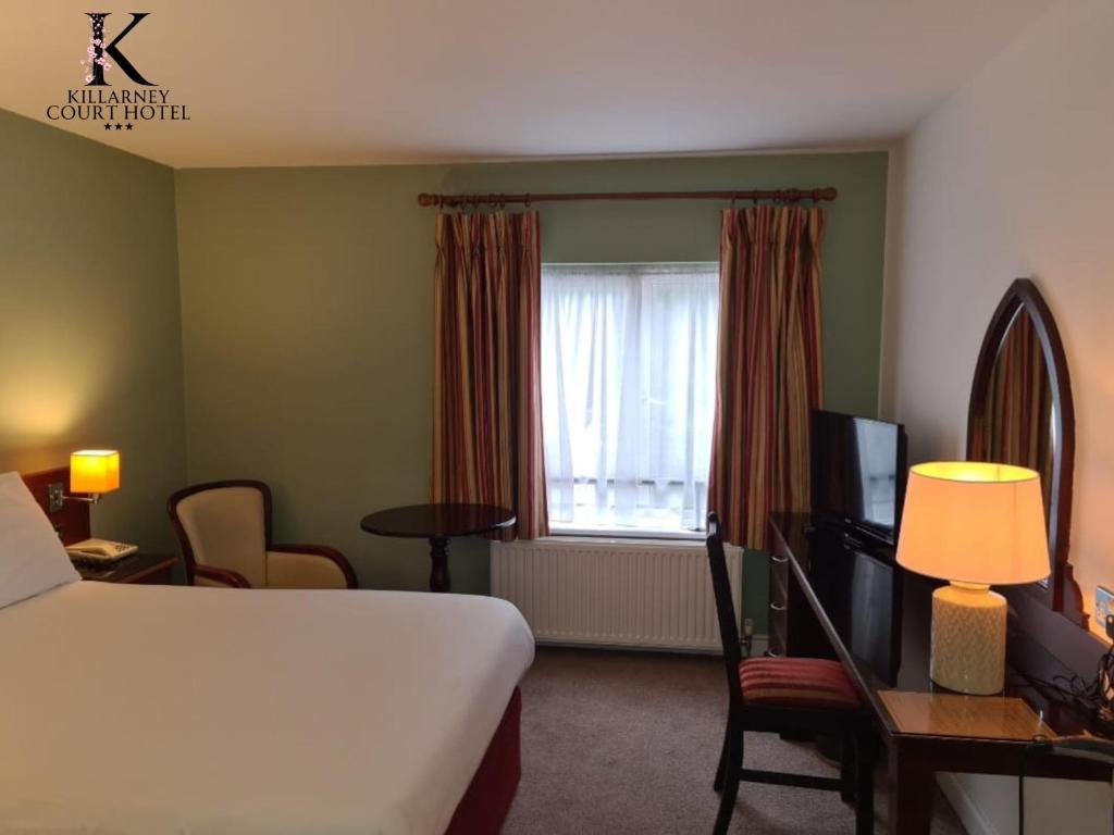 Postel nebo postele na pokoji v ubytování Killarney Court Hotel