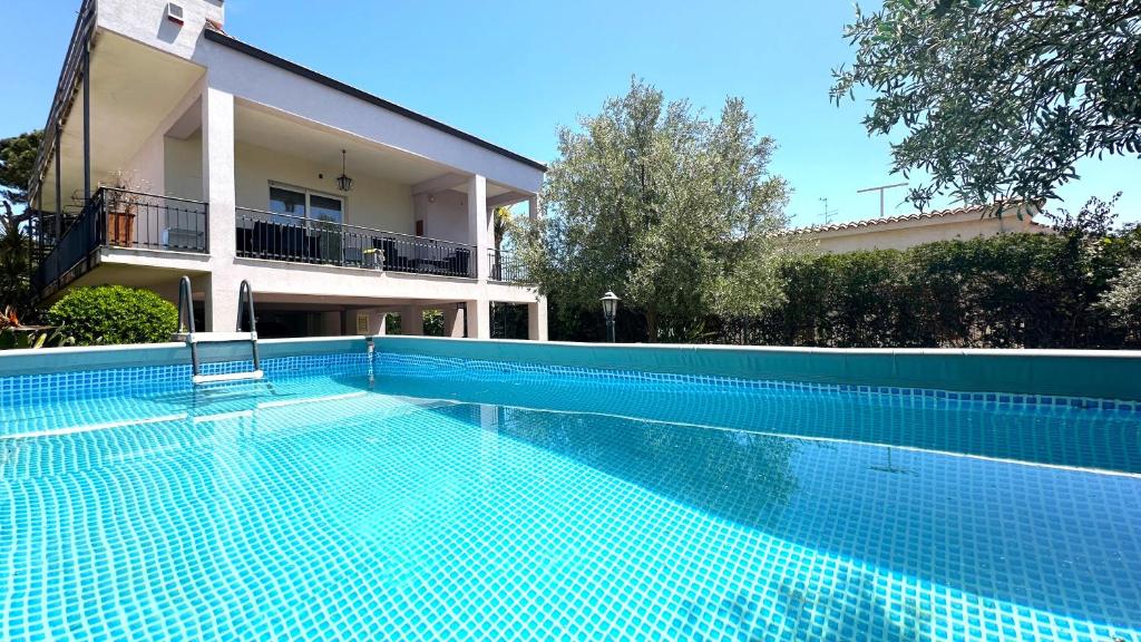 una piscina frente a una casa en Lovely Villa, en Fontane Bianche