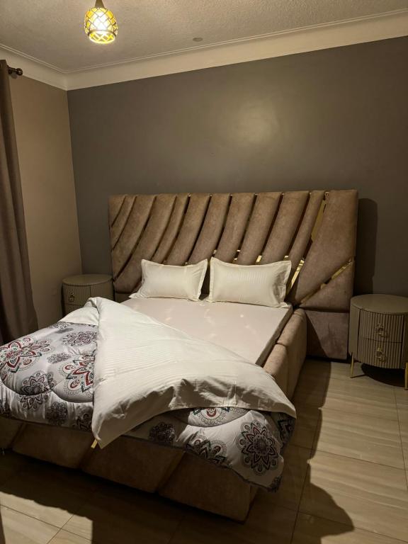 - une chambre dotée d'un grand lit avec des draps et des oreillers blancs dans l'établissement Kira Haven, à Kira