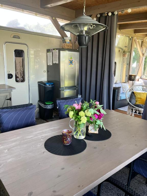 Kuchyň nebo kuchyňský kout v ubytování Glamping Karavan u Konopiště