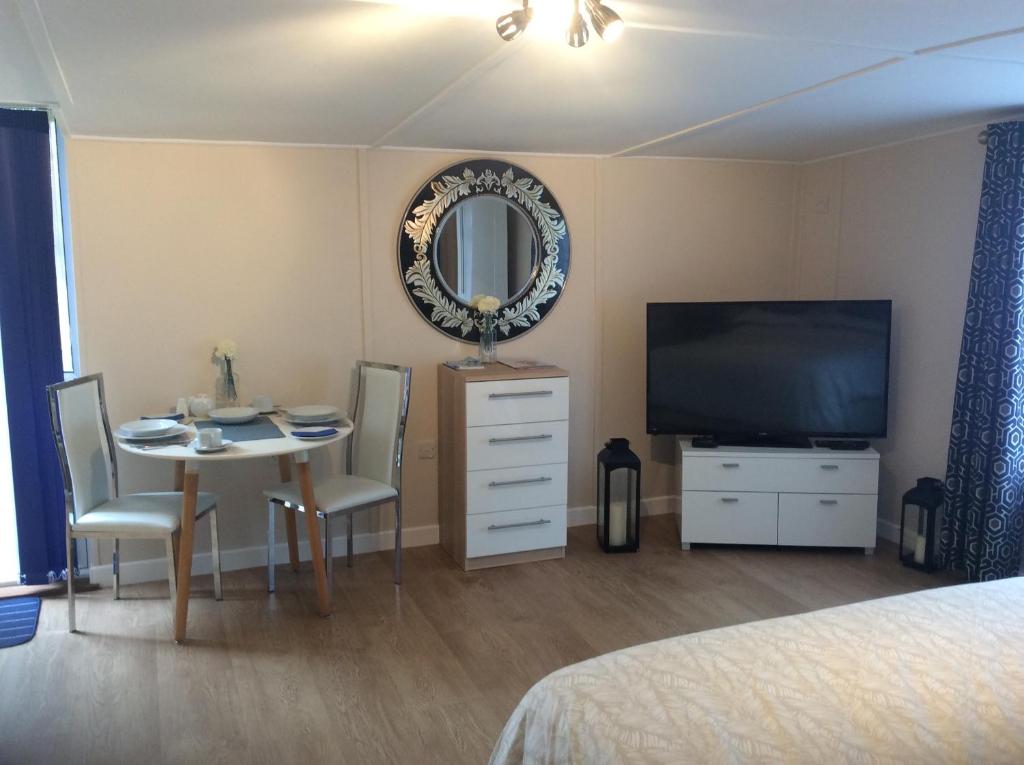 Old Ningwood Station Bed & Breakfast, Ningwood, Isle of Wight PO41 0TG - Luxe Tweepersoonskamer Met Douche