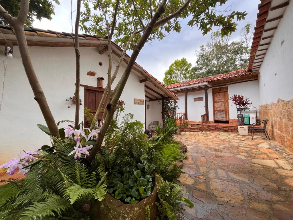 una casa con cortile e fiori di fronte di cabaña las mariposas Ecohotel a Villanueva
