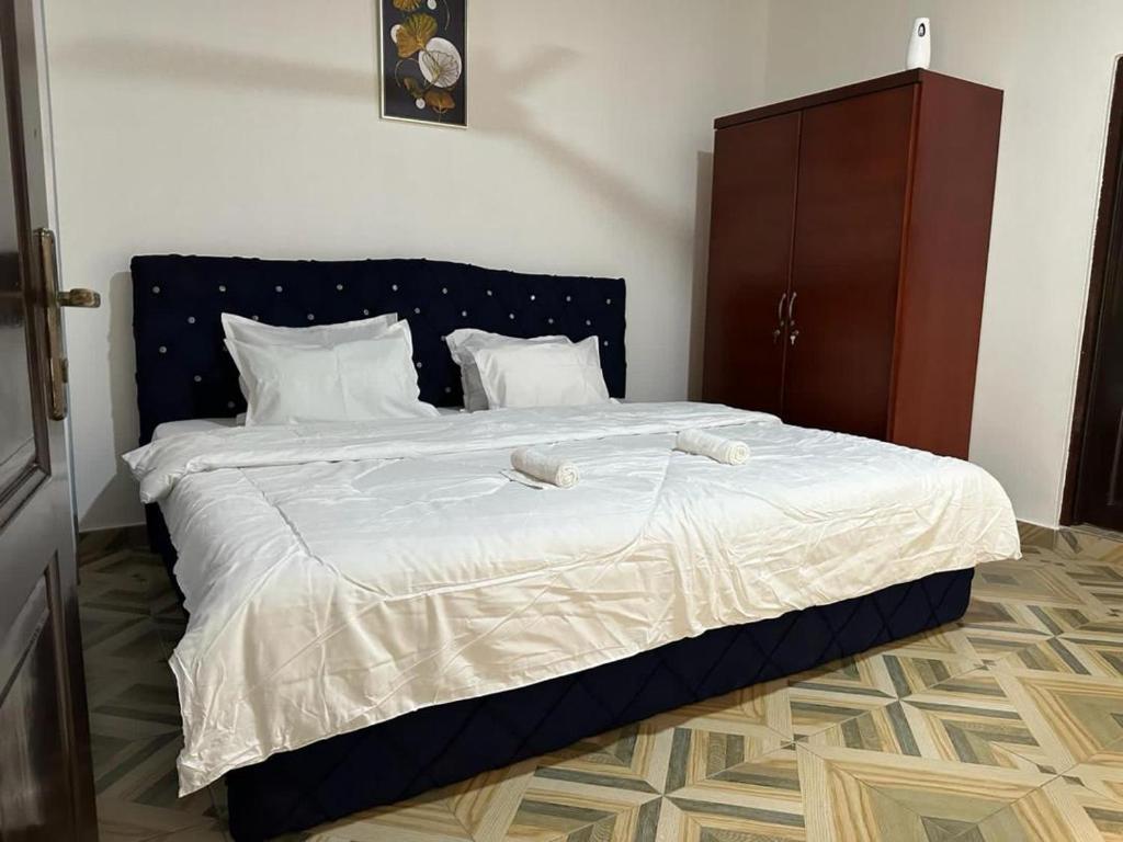 เตียงในห้องที่ Nyawoyi villa