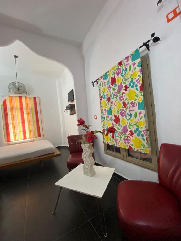 Hostal Valencia - private room with bathroom - Triple Room