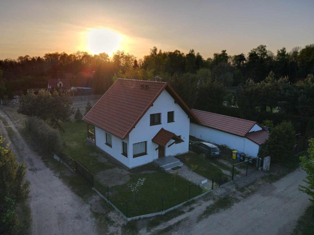Pohľad na východ alebo západ slnka z dovolenkového domu alebo blízkeho okolia