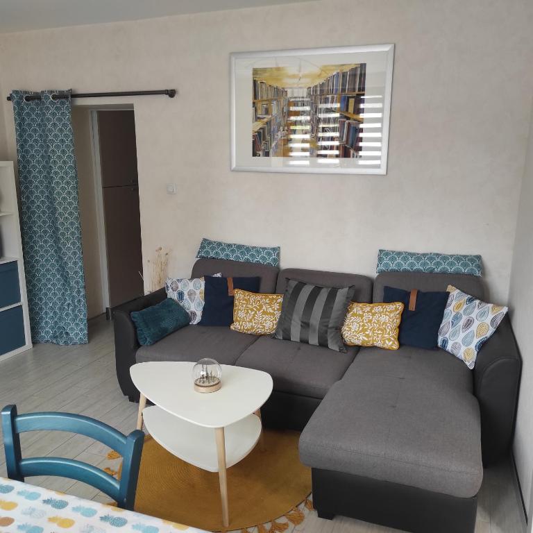 un salon avec un canapé et une table dans l'établissement Gîte chez CNYL, à Wissembourg