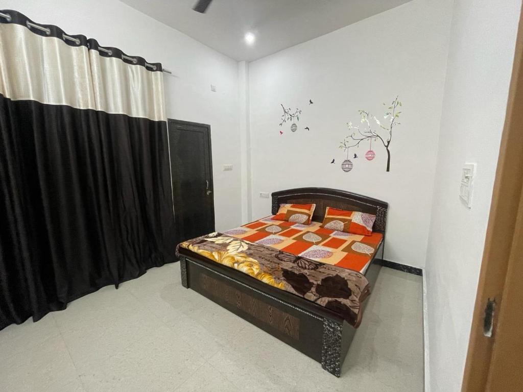 a bedroom with a bed in a room at Rukmani Rooms in Mathura