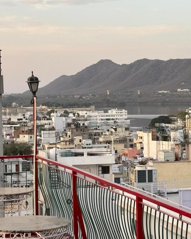 desde el balcón de un edificio con vistas a la ciudad en Hotel Mewari Villa, en Udaipur