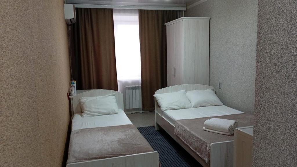 塞米伊的住宿－Silk Way，小型客房 - 带2张床和窗户