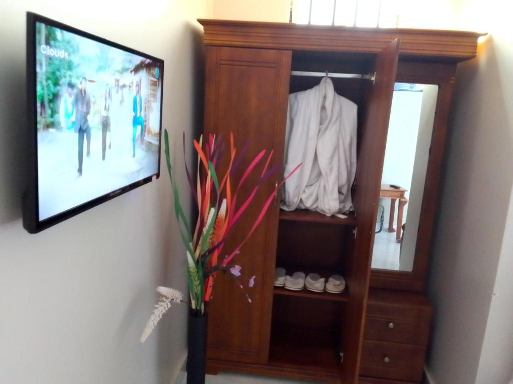TV at/o entertainment center sa Kampango Classic Hotel