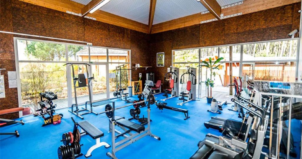 Fitness centrum a/nebo fitness zařízení v ubytování COTTAGE ENTRE CONTIS ET MIMIZAN PLAGE - Piscine chauffée et balnéothérapie