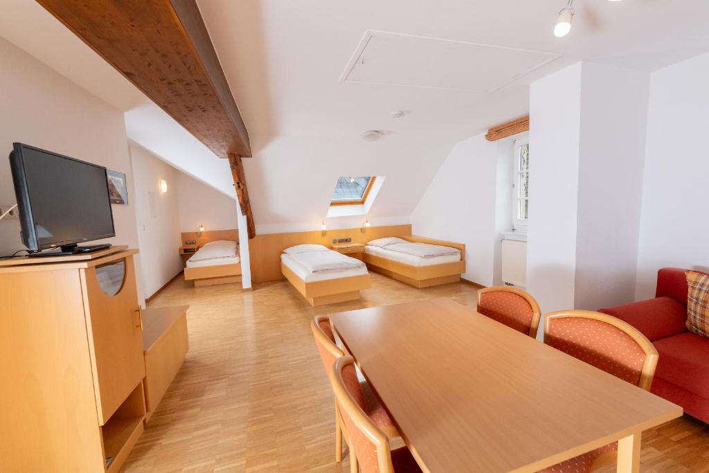 Warsberger Weinhof - Hotel & Weinwirtschaft - Triple Room