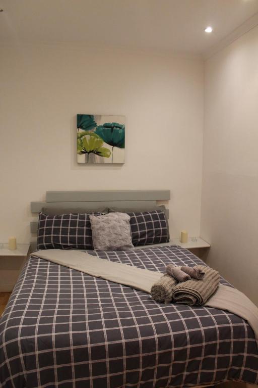 - une chambre dotée d'un lit avec une couverture bleue et blanche dans l'établissement Madrid Fabulous Chamberí, à Madrid
