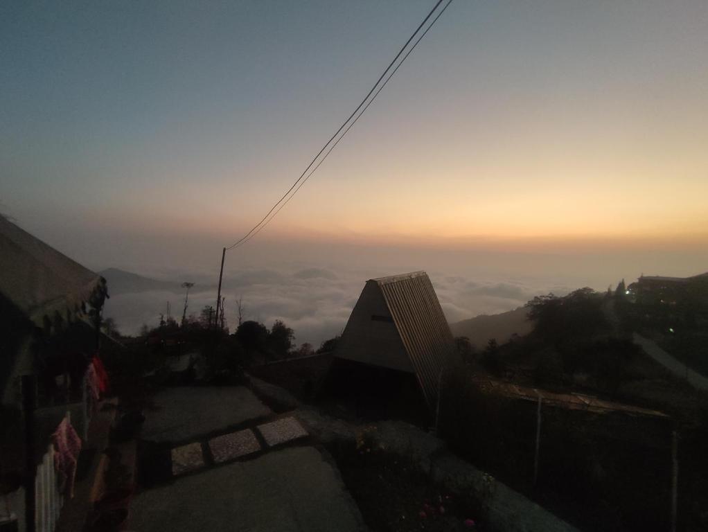 uma vista para o pôr-do-sol a partir do topo de uma montanha em YOLO RESORT em Dharān Bāzār