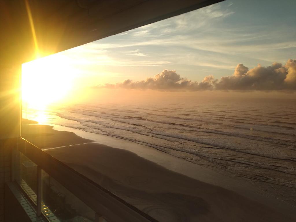a view of the ocean from a cruise ship at Apartamento frente mar pé na areia in Praia Grande