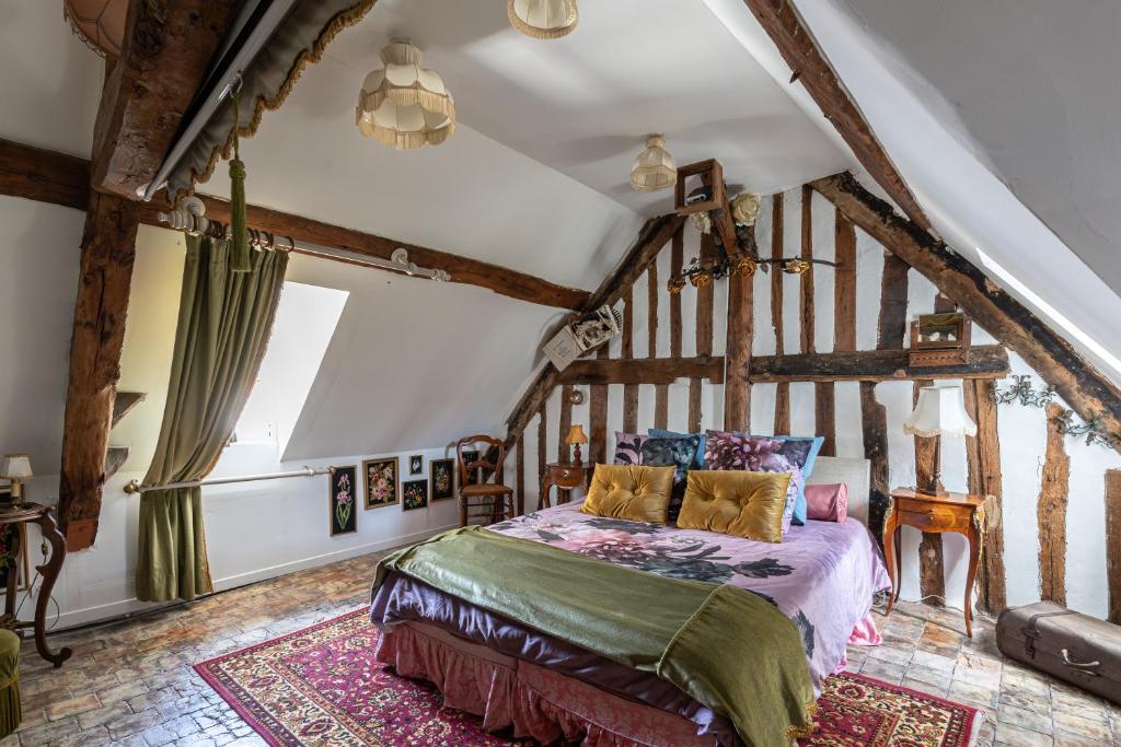 a bedroom with a bed in a attic at Maison Jongkind - Garage privé 100 m - Sélection Journée du Patrimoine 2023 in Honfleur