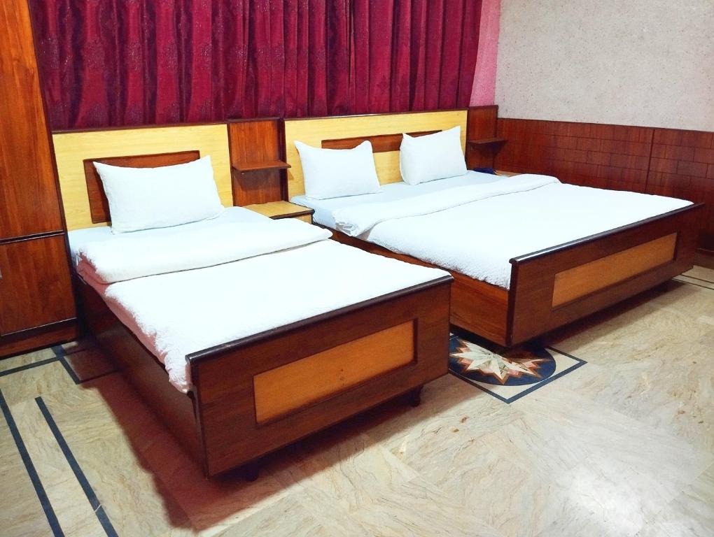 A bed or beds in a room at Karachi Motel Guest House