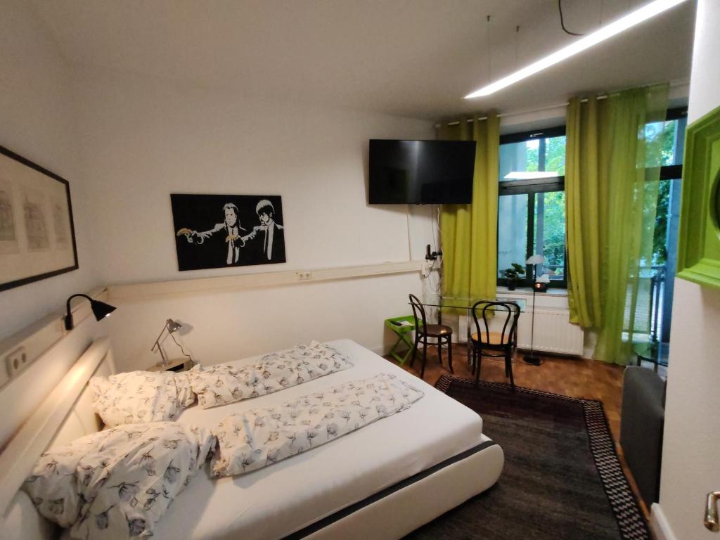 um quarto com uma cama e uma televisão de ecrã plano em Have a nice home em Leipzig