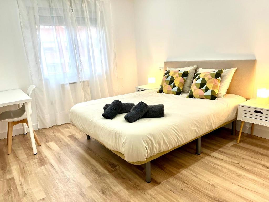 奧維多的住宿－Recién reformado, céntrico, tranquilo y luminoso，一间卧室配有一张大床和枕头