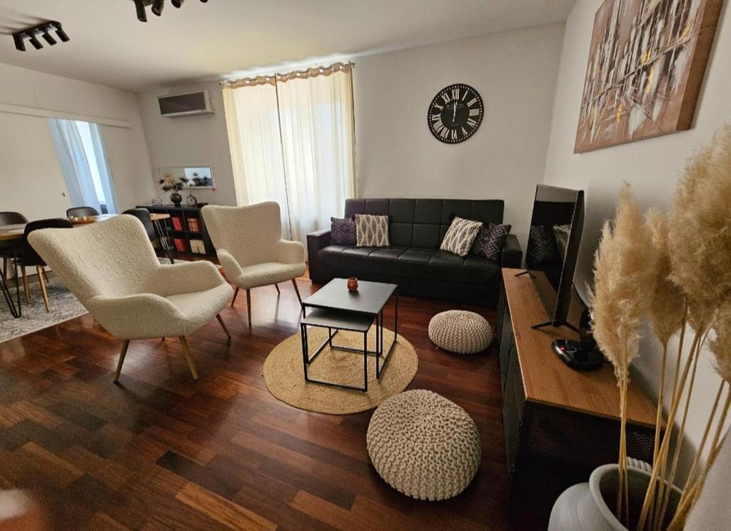 sala de estar con sofá, sillas y mesa en Apartment Bella Vita en Zagreb