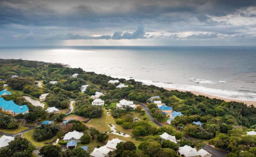 una vista aérea de la playa en un complejo en Caribbean Estates-Montego Bay 12 en Port Edward