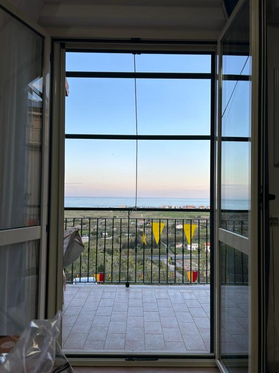 eine Glastür mit Meerblick in der Unterkunft Casa vacanze Bella Vista in Campomarino