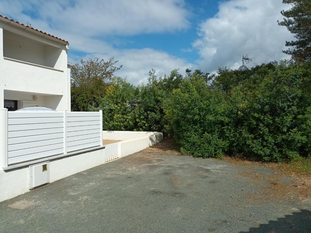 Zdjęcie z galerii obiektu Maison bord de mer, dans impasse au calme d'une résidence. w mieście Notre-Dame-de-Monts