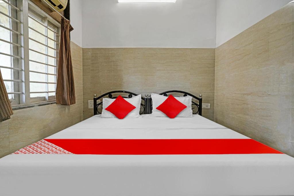 Ένα ή περισσότερα κρεβάτια σε δωμάτιο στο OYO Flagship Raj Hotel Near Juhu Beach