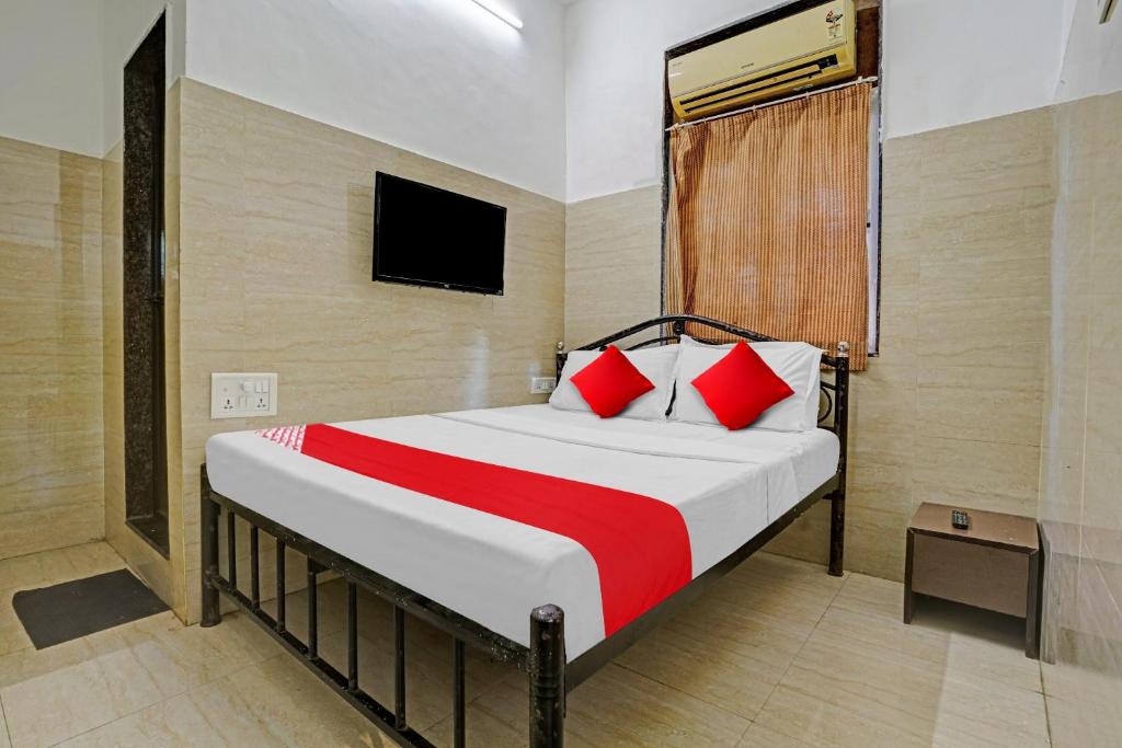 Voodi või voodid majutusasutuse OYO Flagship Raj Hotel Near Juhu Beach toas