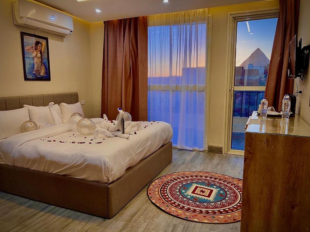 Postel nebo postele na pokoji v ubytování Pyramids Hotel