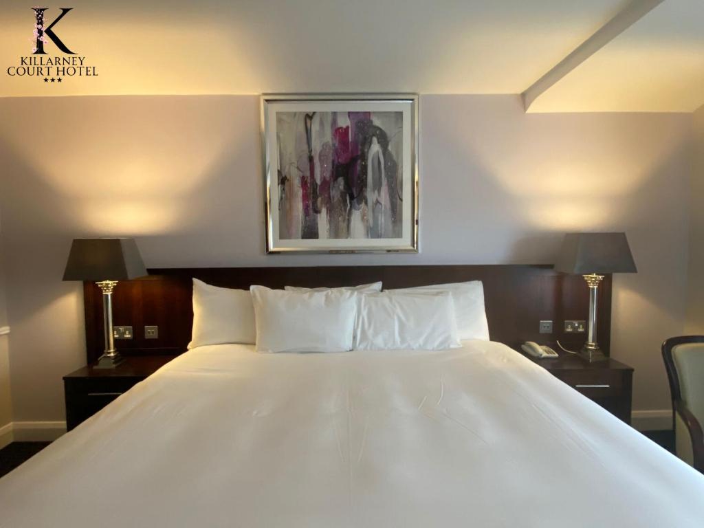 Postel nebo postele na pokoji v ubytování Killarney Court Hotel