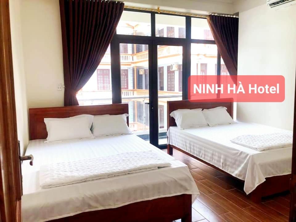 Un pat sau paturi într-o cameră la Khách Sạn Ninh Hà