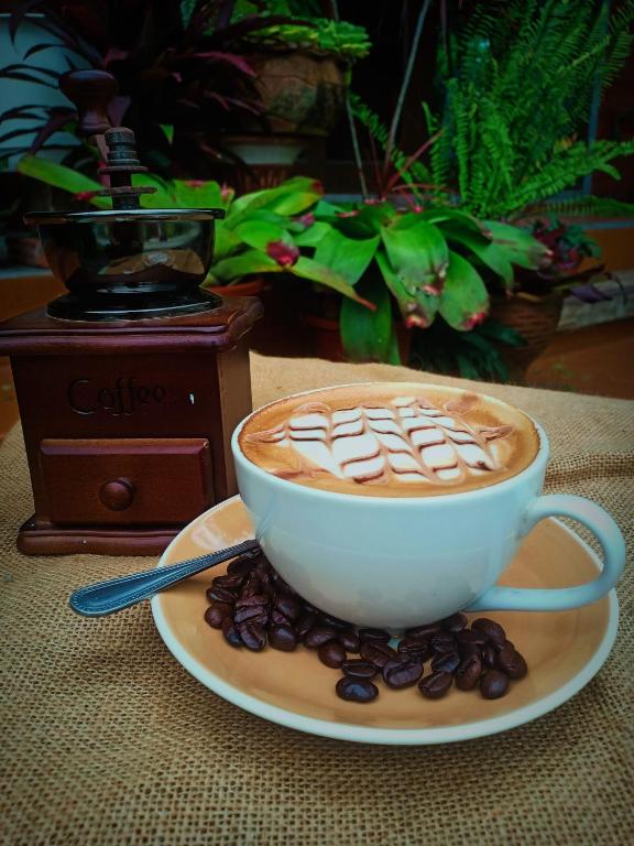 Příslušenství pro přípravu čaje a kávy v ubytování Jigsaw Cafe & Resort