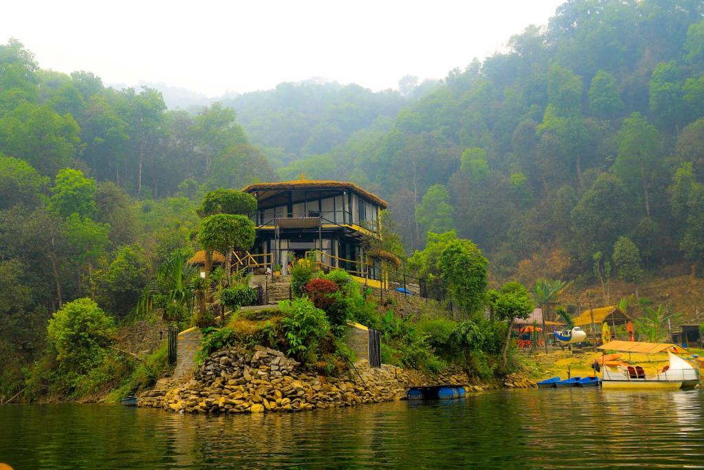 dom na wyspie w środku rzeki w obiekcie The Hideout Villa Pokhara w mieście Pokhara