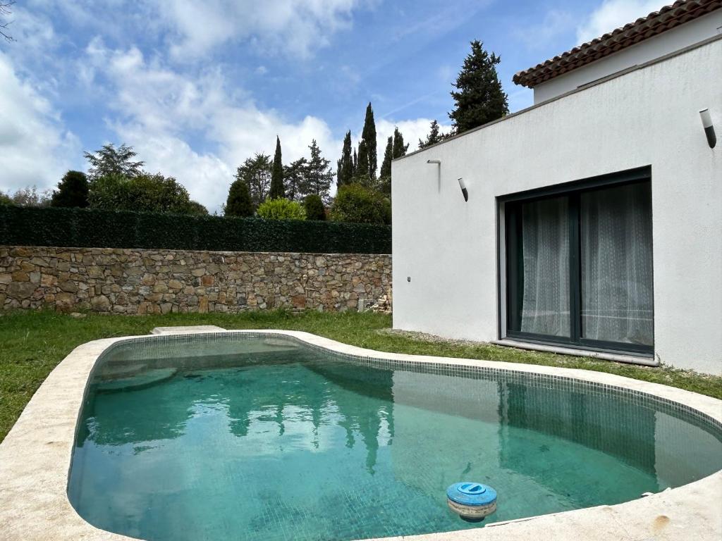 einen Pool im Hof eines Hauses in der Unterkunft Studio indépendant Valbonne proche Cannes in Valbonne